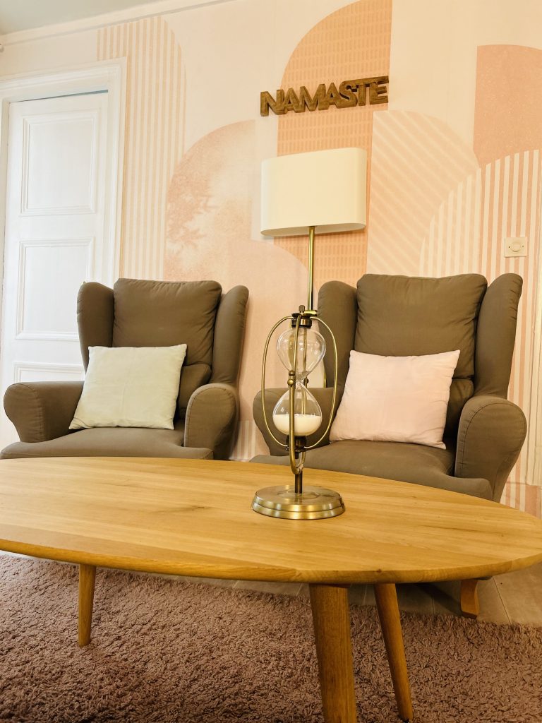 Les deux fauteuils du cabinet de Ketty Stern, face à une table basse en bois